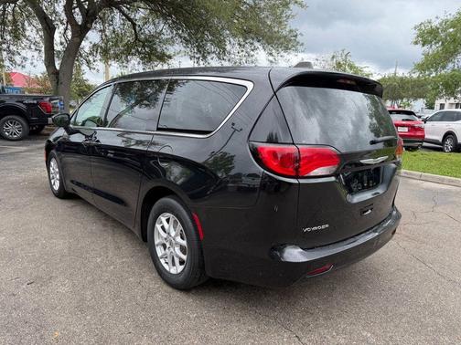 Brilliant Black Crystal Pearlcoat 2023 Chrysler Voyager LX