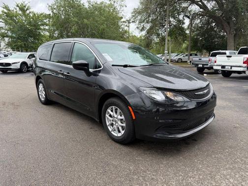 Brilliant Black Crystal Pearlcoat 2023 Chrysler Voyager LX