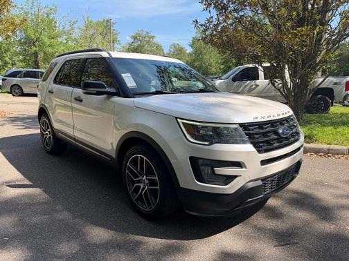 White Platinum Clearcoat Metallic 2017 Ford Explorer sport