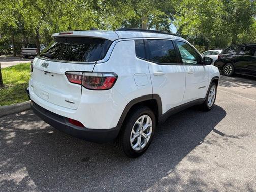 Bright White Clearcoat 2024 Jeep Compass Latitude