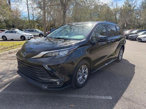 2025 Toyota Sienna XLE