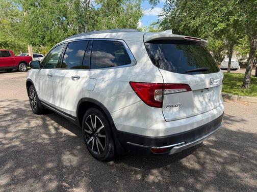 White 2022 Honda Pilot Touring 7-Passenger