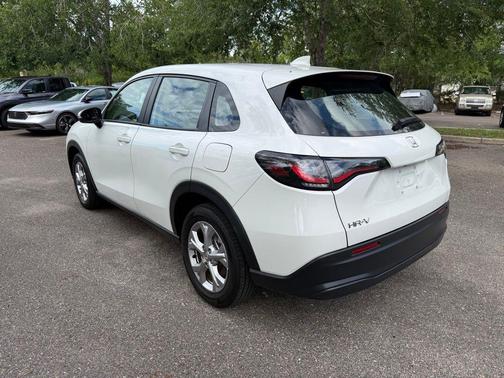 White 2023 Honda HR-V LX
