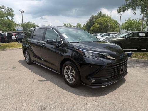 Midnight Black Metallic 2025 Toyota Sienna XLE