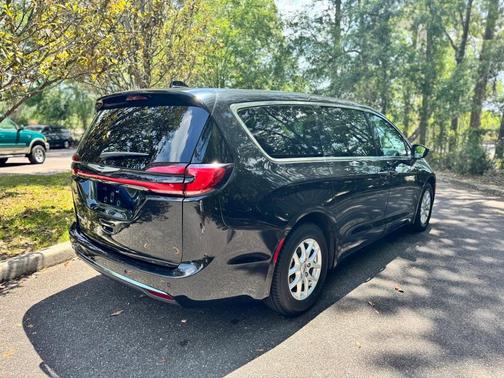 2023 Chrysler Pacifica Touring-L
