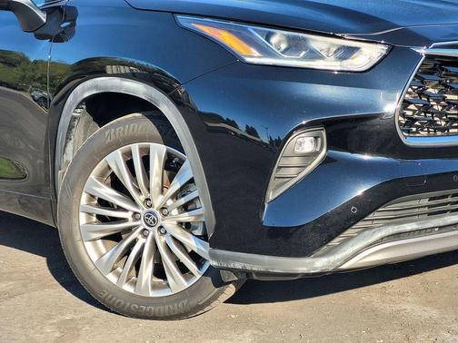 Midnight Black Metallic 2022 Toyota Highlander Platinum