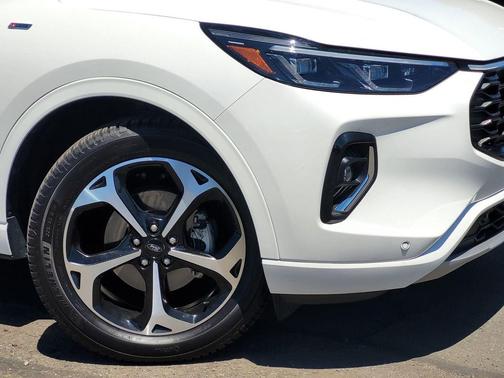 Star White Metallic Tri-Coat 2023 Ford Escape ST-Line Elite