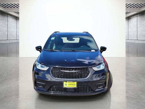 Diamond Black Crystal Pearlcoat 2025 Chrysler Pacifica Limited