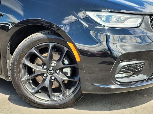 Diamond Black Crystal Pearlcoat 2025 Chrysler Pacifica Limited