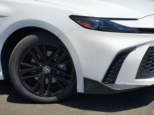 Ice Cap 2025 Toyota Camry SE