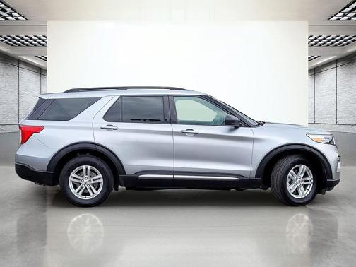 ICONIC SILVER METALLIC 2023 Ford Explorer XLT