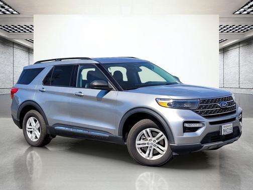 ICONIC SILVER METALLIC 2023 Ford Explorer XLT