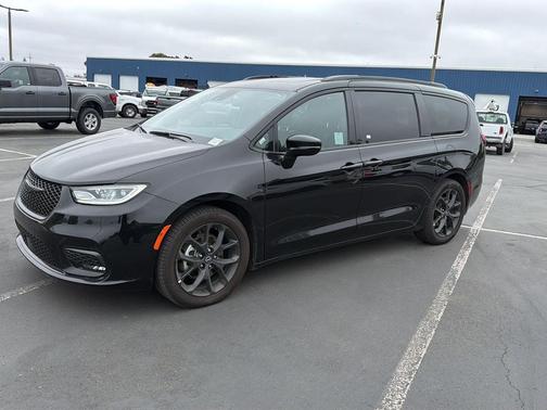 Diamond Black Crystal Pearlcoat 2025 Chrysler Pacifica Limited