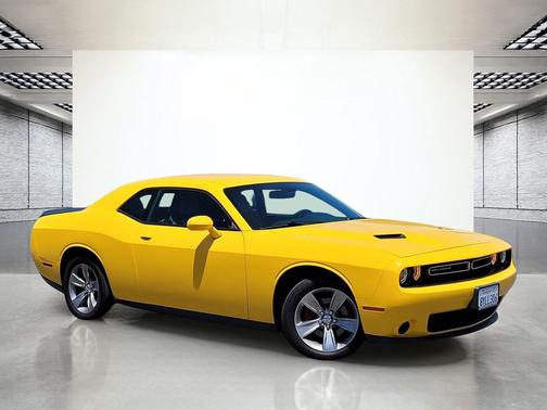 Yellow Jacket Clearcoat 2017 Dodge Challenger SXT