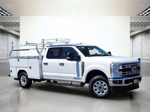 Oxford White 2024 Ford F-350 XLT
