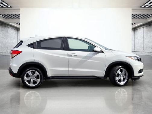 Platinum White Pearl 2022 Honda HR-V LX