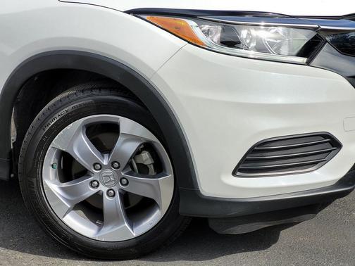 Platinum White Pearl 2022 Honda HR-V LX