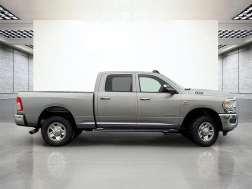 2022 RAM 2500 Tradesman Crew Cab 4x4 6'4' Box
