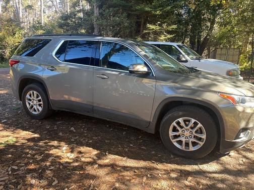Pepperdust Metallic 2019 Chevrolet Traverse LT Cloth