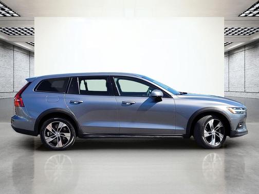 Osmium Grey Metallic 2021 Volvo V60 Cross Country T5