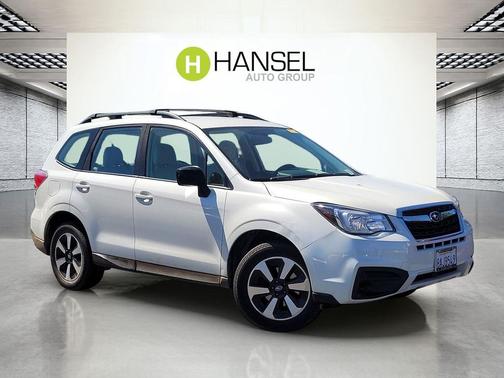 Crystal White Pearl 2017 Subaru Forester 2.5i