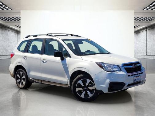 Crystal White Pearl 2017 Subaru Forester 2.5i