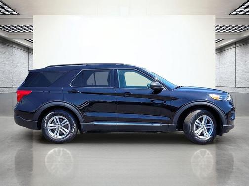 AGATE BLACK METALLIC 2022 Ford Explorer XLT
