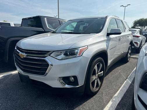 Iridescent Pearl Tricoat 2018 Chevrolet Traverse LT Leather