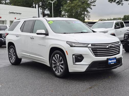 Iridescent Pearl Tricoat 2023 Chevrolet Traverse Premier