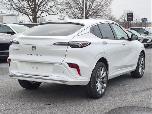 White Frost Tricoat 2026 Buick Envista Avenir FWD