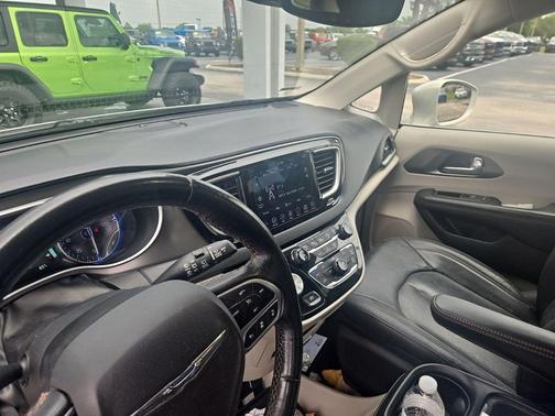 Luxury White Pearlcoat 2020 Chrysler Pacifica Touring L