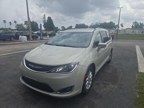 Luxury White Pearlcoat 2020 Chrysler Pacifica Touring L