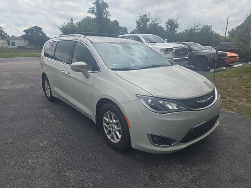 Luxury White Pearlcoat 2020 Chrysler Pacifica Touring L