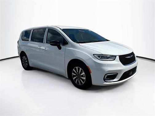 2025 Chrysler Pacifica Hybrid Select