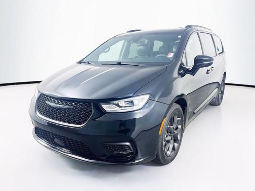 Diamond Black Crystal Pearlcoat 2025 Chrysler Pacifica Limited