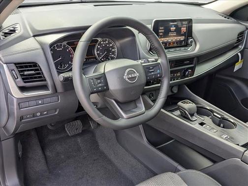 Everest White Pearl Tricoat 2026 Nissan Rogue SV