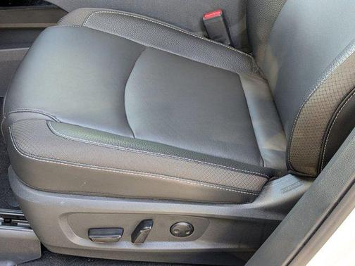 2025 Nissan Pathfinder SL FWD