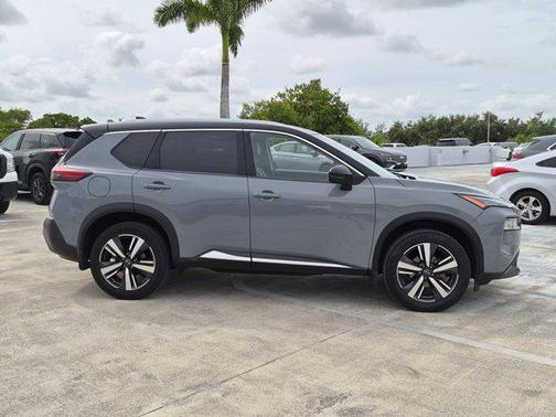 Boulder Gray Pearl/Super Black 2022 Nissan Rogue SL