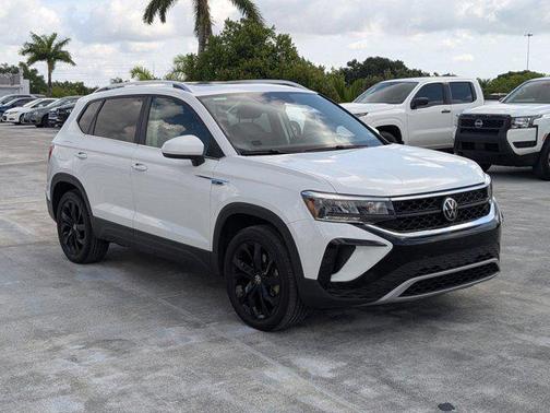 Pure White 2023 Volkswagen Taos 1.5T SE