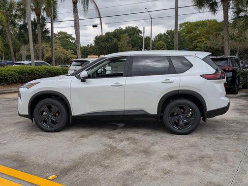 Everest White Pearl Tricoat 2026 Nissan Rogue SV