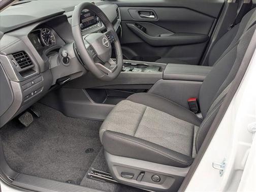 Everest White Pearl Tricoat 2026 Nissan Rogue SV