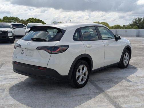 Platinum White Pearl 2024 Honda HR-V LX