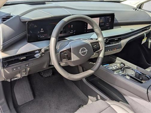 Everest White Pearl Tricoat/Super Black 2026 Nissan Murano Platinum