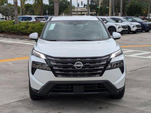 Everest White Pearl Tricoat 2026 Nissan Rogue SV