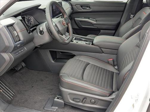 Everest White Pearl Tricoat 2026 Nissan Pathfinder Rock Creek