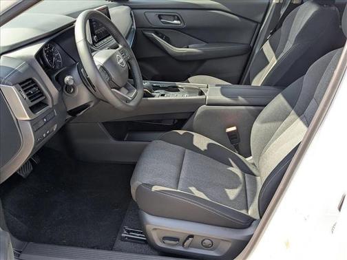 Everest White Pearl Tricoat 2026 Nissan Rogue SV