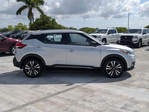 Brilliant Silver Metallic 2020 Nissan Kicks SR