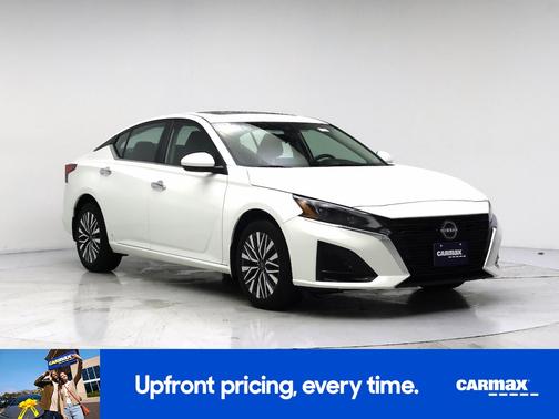 White 2023 Nissan Altima SV
