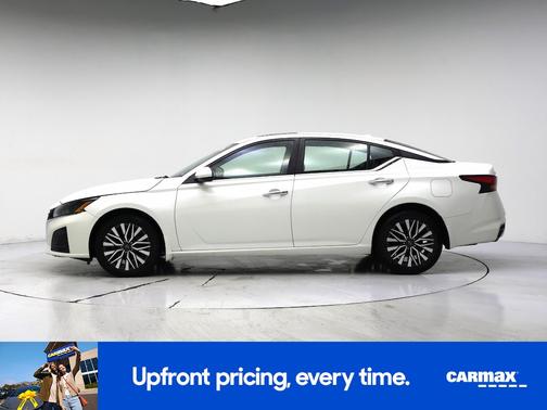 White 2023 Nissan Altima SV