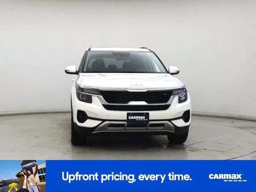 White 2023 Kia Seltos EX